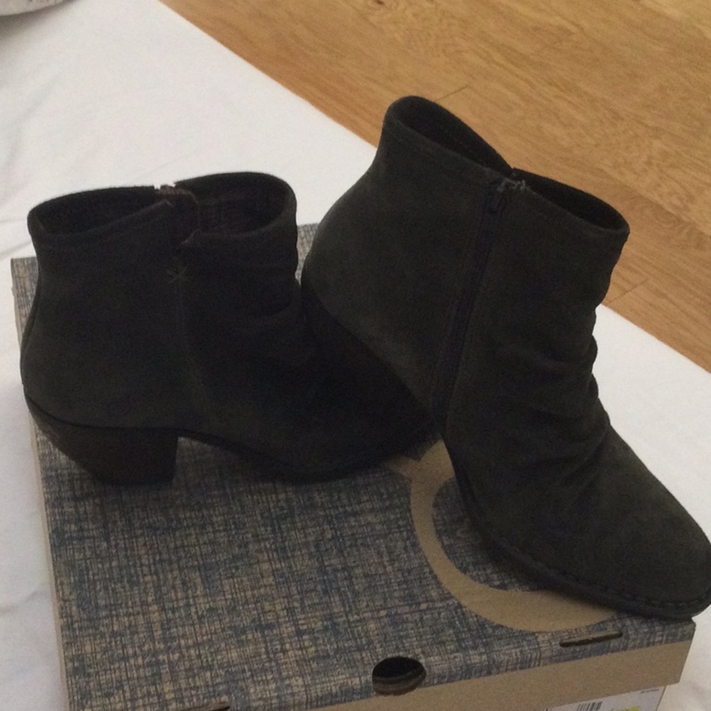 Born booties dark green